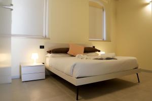 a bedroom with a bed and a nightstand with a lamp at Stelle di Verona - Andromeda in Verona