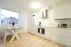 KauhajokiにあるHuoneisto kaupungissa Kauhajokiの白いキッチン(テーブル付)