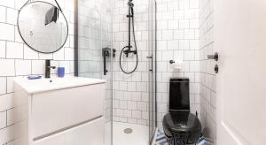 a bathroom with a shower with a toilet and a sink at Parrot’s House in Lloret de Mar
