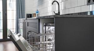 a dish drying rack in a kitchen with a dishwasher at Parrot’s House in Lloret de Mar