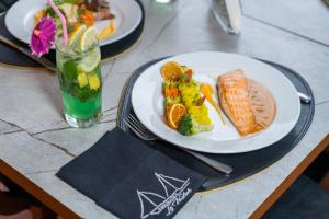 Makanan di atau berdekatan hotel