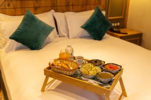 Makanan di atau berdekatan hotel