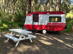 Foto dalla galleria di Alice & Elvis, Crescent Head, Retro Caravans with Deck, Bathroom & Outdoor Bath in a Bush Setting near the Beach a Crescent Head
