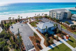 Una vista aérea de un resort con la playa. en Topsail Village 721- Shore Bird Sanctuary, en Santa Rosa Beach