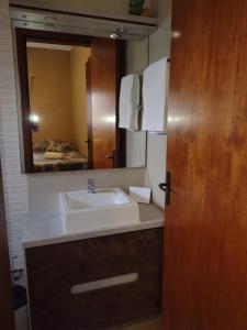 a bathroom with a sink and a mirror at Sobrado aconchegante em Nova Petrópolis-RS perto de Gramado in Nova Petrópolis +38 photos