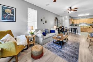una sala de estar con un sofá y una mesa en Topsail Village 721- Shore Bird Sanctuary, en Santa Rosa Beach