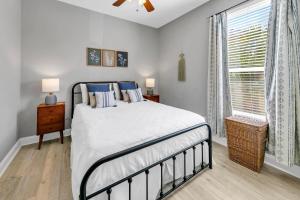 un dormitorio con una cama y una ventana en Topsail Village 721- Shore Bird Sanctuary, en Santa Rosa Beach 47 fotos más