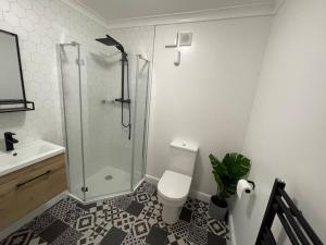 アンガスにあるCentral 2-Bed Flat, main door, on-street parkingのシャワー、トイレ、洗面台を備えたバスルーム
