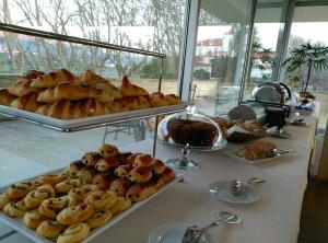 ein Buffet mit Gebäck und Brot auf einem Tisch in der Unterkunft INLIMA Hotel & Spa in Ponte de Lima