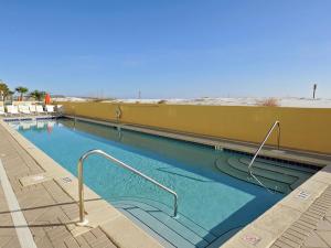 une piscine à l'eau bleue dans un immeuble dans l'établissement Pelican Isle 301, à Fort Walton Beach