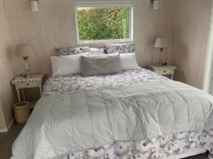 เตียงในห้องที่ Hibiscus Cottage Guest House