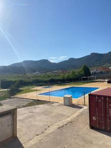 Piscina de la sau aproape de Ático en el casco histórico con increibles vistas de montaña
