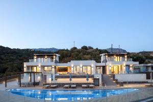 プラキアスにあるFotinari X-View Villa, Plakias ,Costline villaotinarの大きな白い家(スイミングプール付)