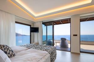 プラキアスにあるFotinari X-View Villa, Plakias ,Costline villaotinarの海の見えるベッドのある寝室