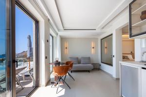 プラキアスにあるFotinari X-View Villa, Plakias ,Costline villaotinarのソファとテーブルのあるキッチンとリビングルーム