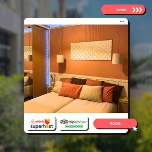 Una foto de un dormitorio con una cama en una habitación en Paris Porte de Versailles - Near Metro, en Issy-les-Moulineaux