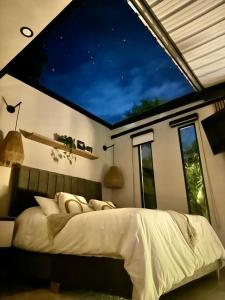Postel nebo postele na pokoji v ubytování Cielo Abierto Cabaña Glamping