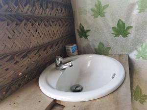 Bany a Knuckles Off-Grid Cabin With Waterfall View