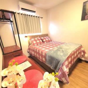 a bedroom with a bed and a dresser and a mirror at Perfeito Studio 22 in Poços de Caldas