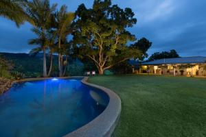 una piscina en un patio junto a una casa en Hillcrest Mountain View Retreat en Crystal Creek