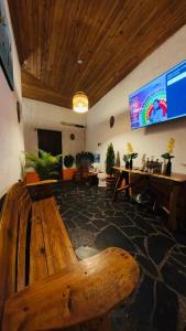 TV a/nebo společenská místnost v ubytování Hotel Alcázar Real