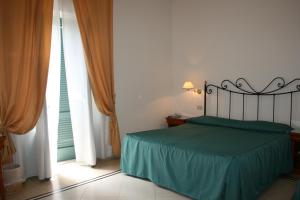 a bedroom with a bed and a window at Villa Irlanda Grand Hotel in Gaeta