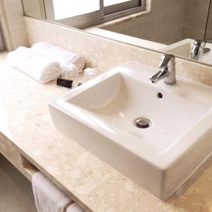 un bagno con un lavandino bianco e uno specchio di Lisbon City Apartments & Suites by City Hotels a Lisbona Altre 58 foto
