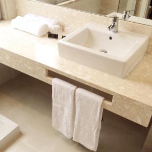 un bagno con lavandino e asciugamani su un bancone di Lisbon City Apartments & Suites by City Hotels a Lisbona
