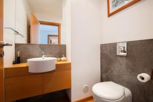 un baño con lavabo e inodoro en River View Luxury Apartment, en Cruz Quebrada 20 fotos más