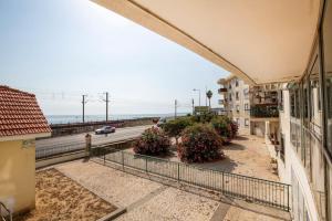 Un balcón de un edificio con vista al mar. en River View Luxury Apartment, en Cruz Quebrada