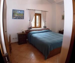 Schlafzimmer mit einem Bett und einem Fenster in der Unterkunft Agriturismo Le Forre del Treja in Civita Castellana