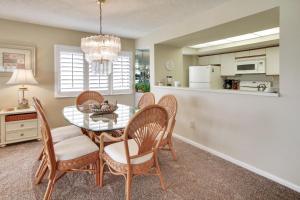 eine Küche und ein Esszimmer mit einem Glastisch und Stühlen in der Unterkunft Land's End 3-406 Bay Front in St Pete Beach