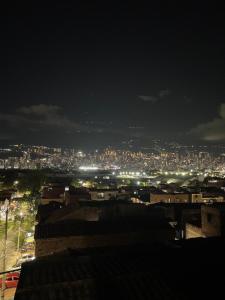 une vue d'une ville la nuit avec des lumières dans l'établissement Los balcones lll, à Medellín