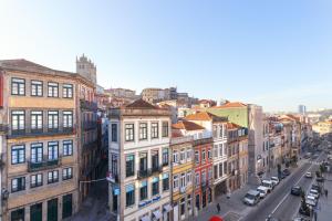 uma vista panorâmica de uma rua da cidade com edifícios em Chateau Apartments no Porto