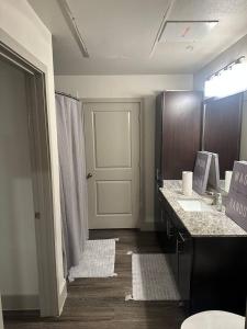 Χώρος καθιστικού στο Luxurious 1 Bedroom w pool & patio inGalleria area