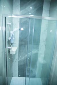 Harrow on the HillにあるCentral Harrow Cozy Apartment with free parkingのガラス張りのシャワーとトイレ付きのバスルーム
