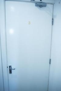 Harrow on the HillにあるCentral Harrow Cozy Apartment with free parkingの大きなガラス戸