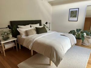 Voodi või voodid majutusasutuse Relaxed and stylish -self check in, secure parking toas