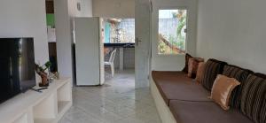 エスタンシアにあるCentro Aquatico Aratuのソファとテレビのあるリビングルーム