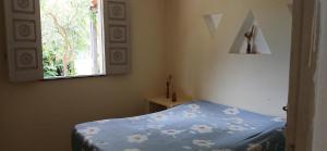 エスタンシアにあるCentro Aquatico Aratuのベッドルーム1室(青い掛け布団、窓付)