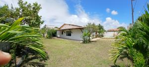 エスタンシアにあるCentro Aquatico Aratuの庭からの家の景色