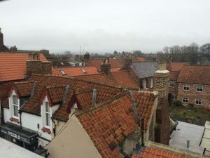 una vista aérea de una ciudad con techos en The Three Tuns Hotel Wetherspoon, en Thirsk