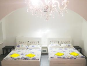 ウィーンにあるアパートメンツ ハイネのベッドルーム1室(ベッド2台、シャンデリア付)