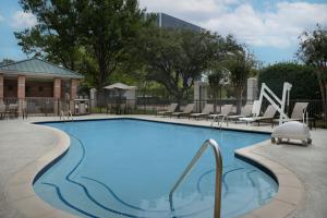 Bazén v ubytování Courtyard Dallas Addison Quorum Drive nebo v jeho okolí