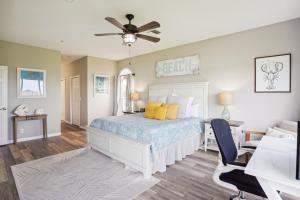 Postel nebo postele na pokoji v ubytování Mariner's Pointe 701 + 35 fotografií