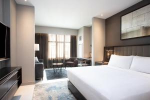 Ένα ή περισσότερα κρεβάτια σε δωμάτιο στο The Row Hotel at Assembly Row, Autograph Collection