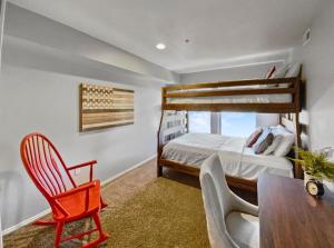 1 dormitorio con litera, escritorio y silla en 202 Fox Bay Condo by SkyRun Park City, en Heber City 36 fotos más
