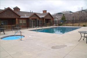 una piscina frente a una casa en 202 Fox Bay Condo by SkyRun Park City, en Heber City