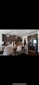 una cocina con 2 sillas y una mesa. en Cozy Bedroom in Newer Home, en Cartersville