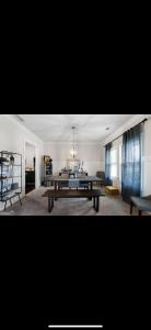 una sala de estar con una mesa y un sofá en Cozy Bedroom in Newer Home, en Cartersville